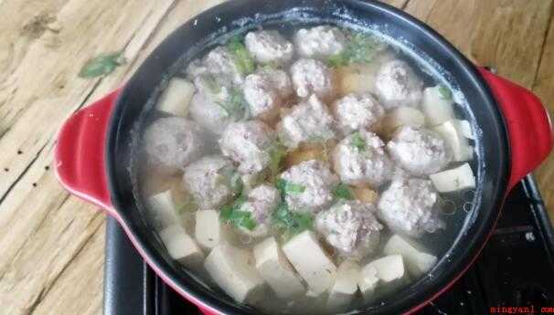 适合老年人的食谱(适合老年人的食谱有:萝卜丝鸡肉丸汤、白萝卜海带汤、羊肉萝卜丝)
