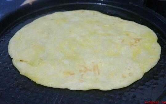 烫面油饼怎么做又软又好吃（300克面粉,适量油。）