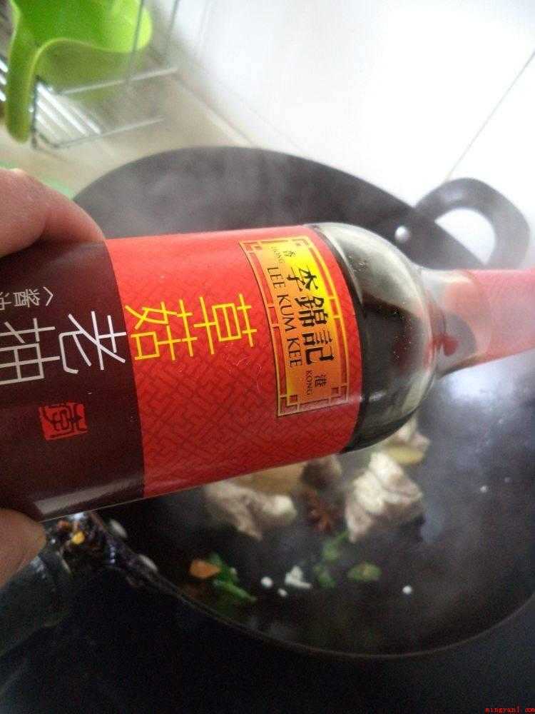 白萝卜怎么炒(食材准备:白萝卜1根排骨500克、油适量、大料3个、香叶2片)