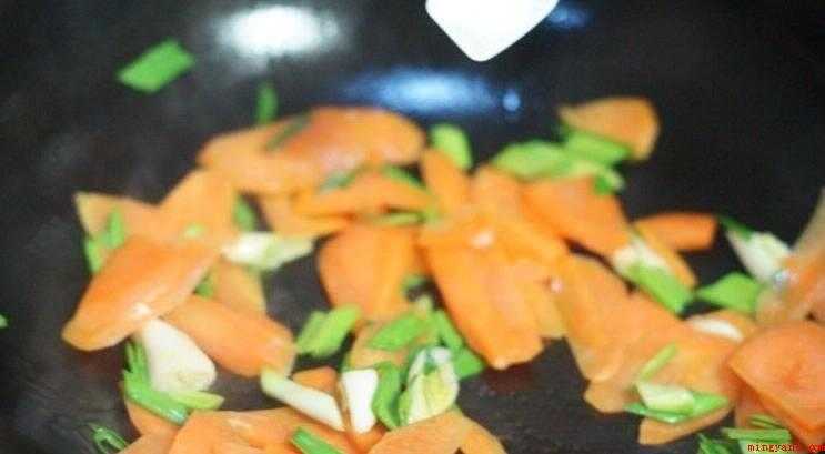 胡罗卜怎么炒（胡萝卜的营养成分有哪些?）