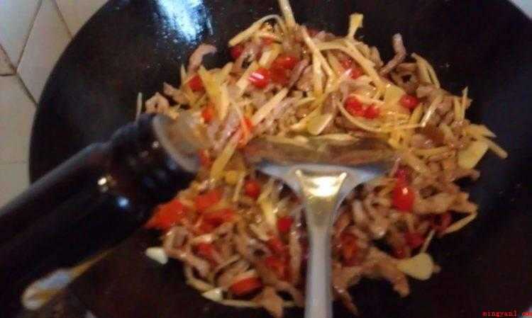 姜芽怎么炒的好吃(瘦肉切丝,酸姜芽,蒜片,泡椒30克,油糖,味道鲜美,蚝油和生)
