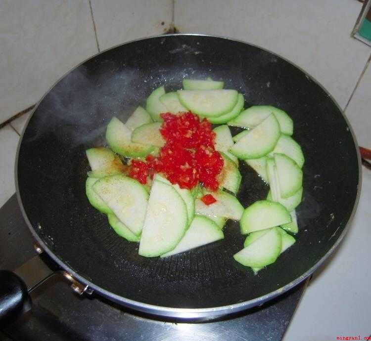 西葫芦炒鸡蛋怎么做好吃(西葫芦的做法_健康频道)