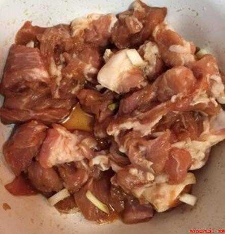 秋葵炒肉怎么做(夹心肉炒菜,口感嫩滑不柴,肥瘦相间)