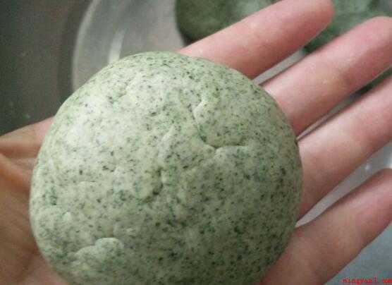 温岭麦饼筒面皮怎么做(艾草煮熟滤水,切碎或手捏碾一下,擀出又大又圆的薄饼皮)