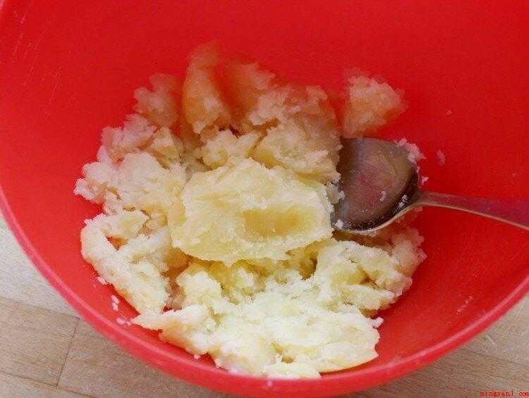 米饼怎么做(马铃薯、糯米粉和米酒备好)