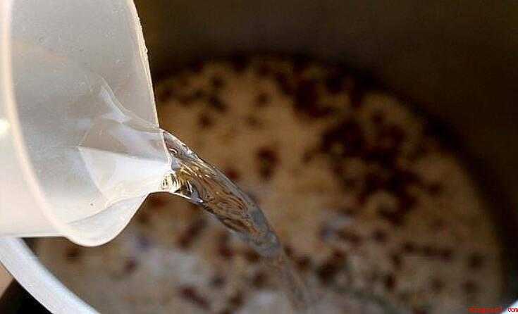 薏米红豆粥的做法（红豆薏米粥制作简单、营养丰富,鲜香可口）