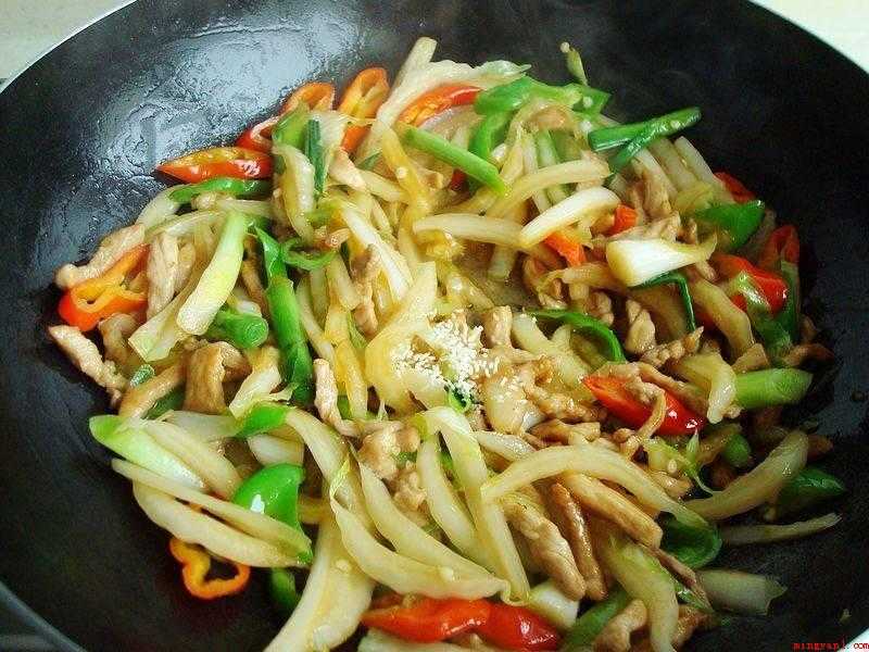 炒大白菜怎么做好吃(卷心菜杆、猪肉、蒜苗、五香粉、芝麻油(可选)、鸡精、淀粉。)