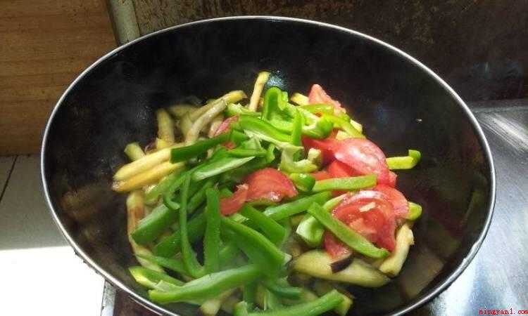 怎么炒茄子条(茄子和柿子椒都熟了即可关火出锅)