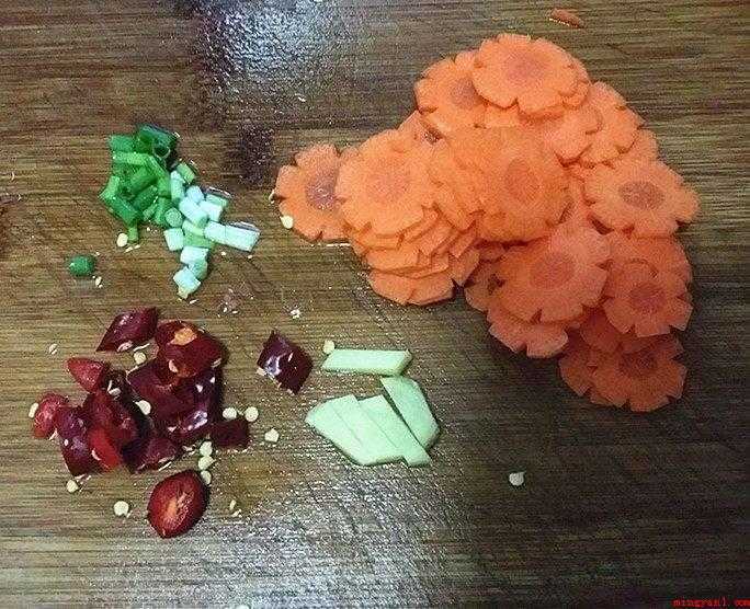 炒地瓜怎么做好吃(胡萝卜怎么做好吃 红薯配料)