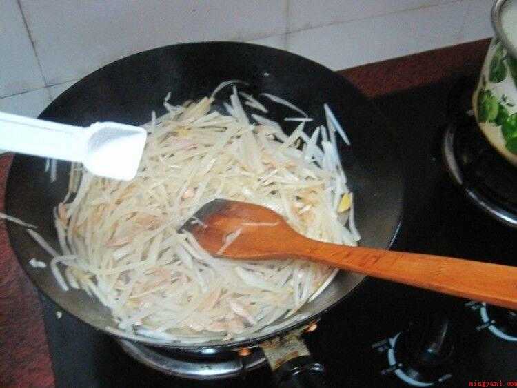 小银鱼怎么做好吃（小银鱼洗净后沥干备用。）