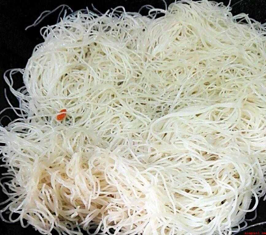 米粉怎么炒（胡萝卜、青瓜半条、香葱大蒜各适量）