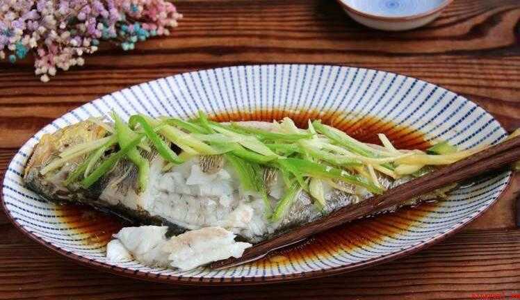 大黄鱼怎么做(青椒丝和姜丝的做法_健康频道)