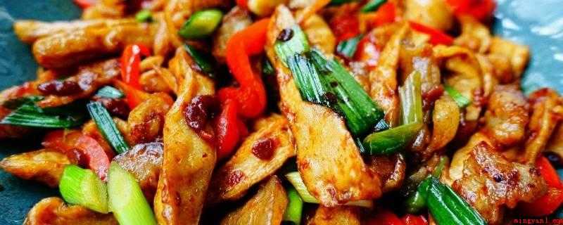 豆腐干炒肉怎么做（五花肉切片、豆腐干切条、蒜苗斜切片）