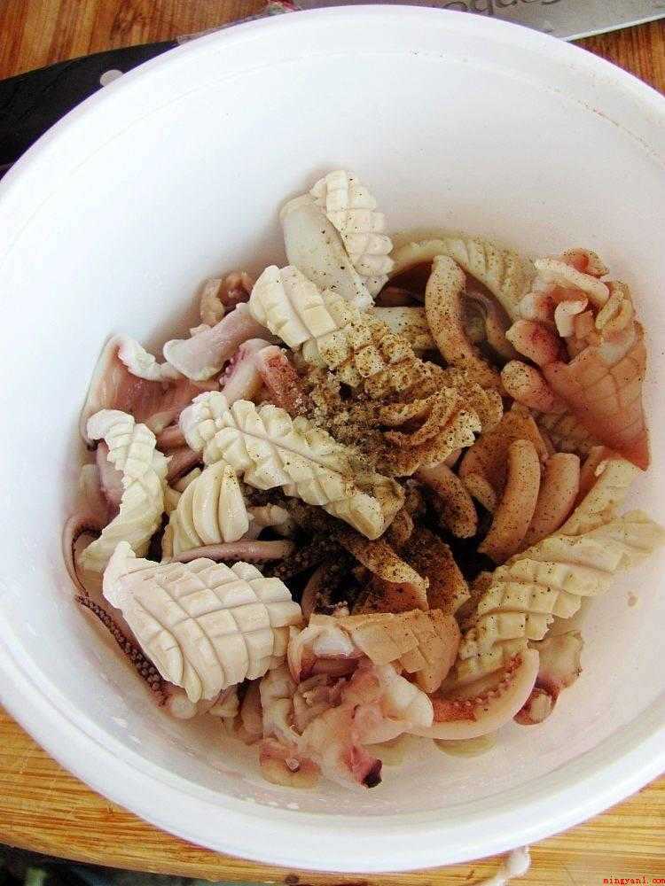 鱿鱼炒韭菜怎么炒(吃鱿鱼是一种好的选择,鱿鱼其营养价值毫不逊色于牛肉和金枪鱼)