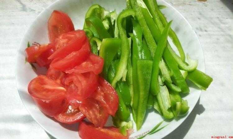 怎么炒茄子条(茄子和柿子椒都熟了即可关火出锅)