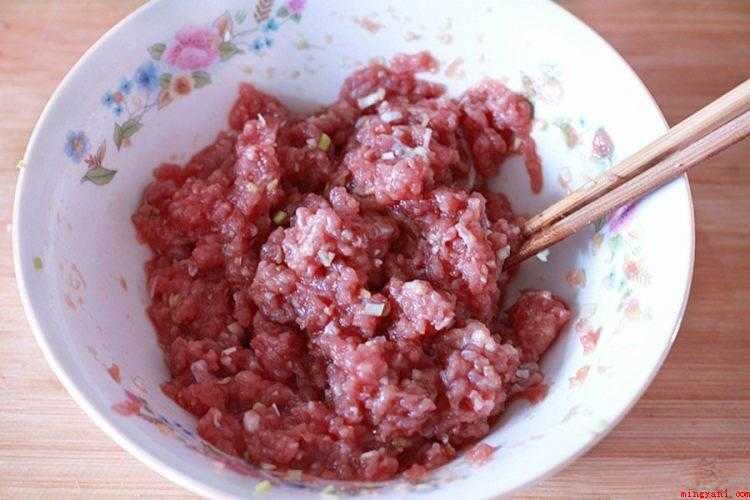 炸丸子怎么做(牛肉切成肉末的做法步骤)