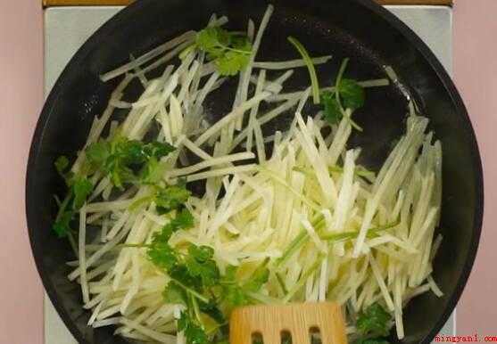 炒土豆丝怎么不粘锅（炸土豆丝前,在水中清洗淀粉）