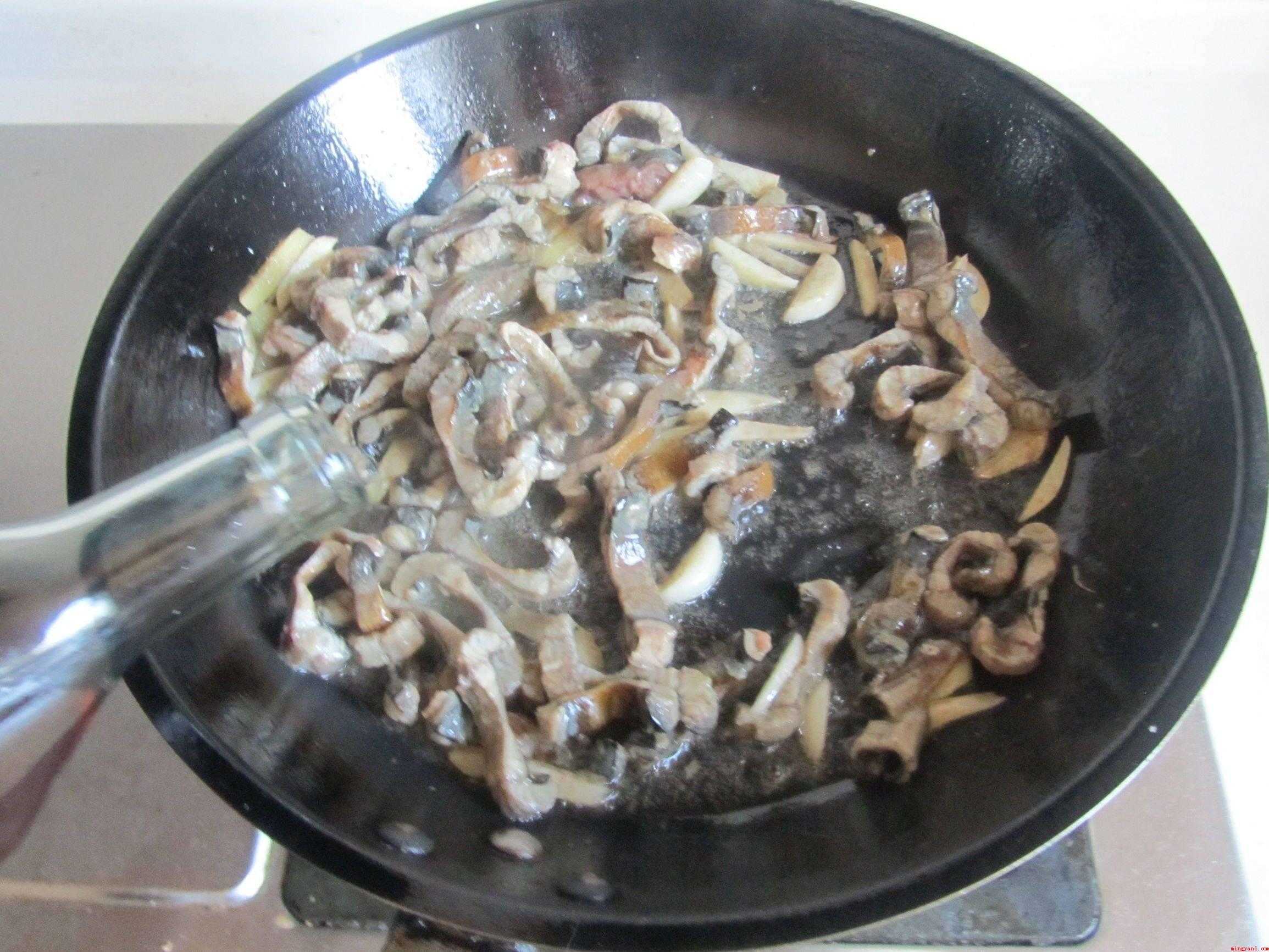 鳝鱼怎么做(食材准备:鳗鱼、洋葱、热锅凉油)