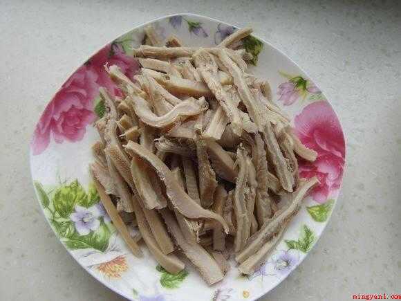牛肚怎么做(食物提前准备:熟牛肚、辣皮子、花椒粒、白胡椒粉、圆葱、毛芹、)
