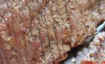 牛外脊肉适合怎么吃(牛肉洗净,切块状;放进开水锅焯烫捞出洗净)