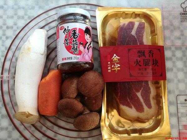 金华火腿怎么做好吃家常菜(金华火腿60克、香菇1个,香菇5朵、红萝卜一小段、蒜米4瓣、)