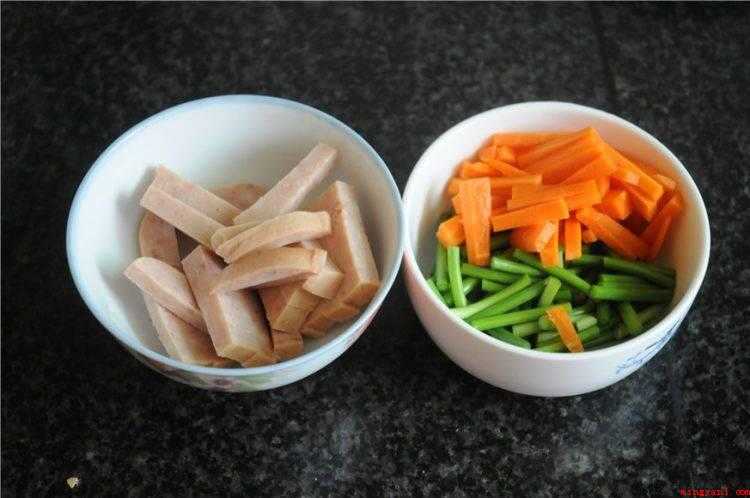午餐肉怎么做好吃(午餐肉切丝,胡萝卜切粗丝,蒜薹切断备用)