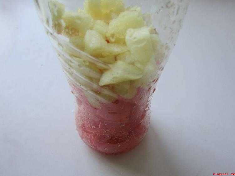 西瓜汁怎么做好喝（600克西瓜榨汁机,香梨洗净去皮切块,一键启动,松手即停）