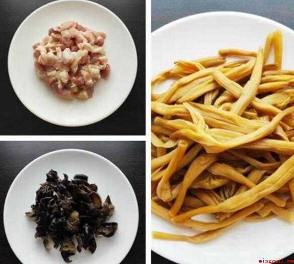 干黄花怎么炒(黑木耳提早用小水泡发掰成小朵,干黄花菜提早2钟头泡开备用)