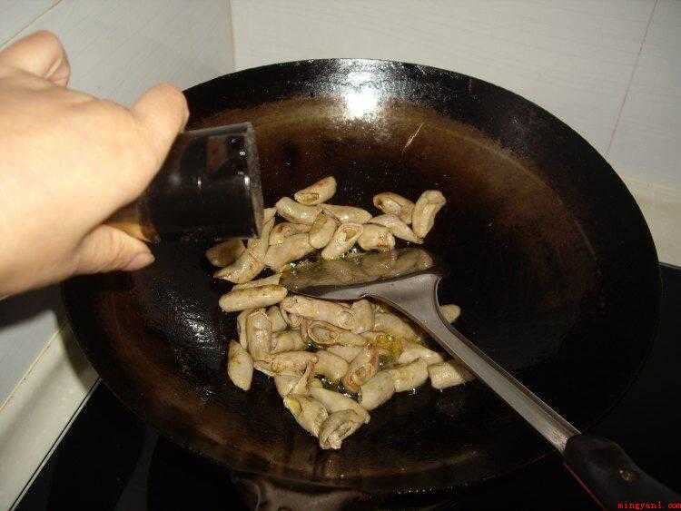 苦肠怎么炒（猪大肠爆炒最为口味,湘菜一般喜欢爆炒做法,趁热食用非常美味_）