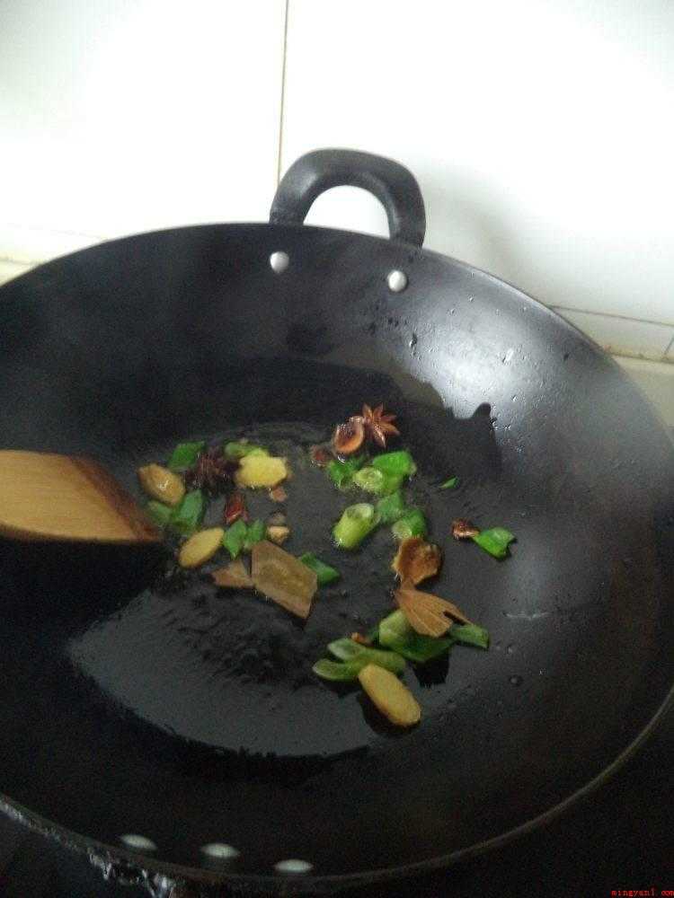 白萝卜怎么炒(食材准备:白萝卜1根排骨500克、油适量、大料3个、香叶2片)