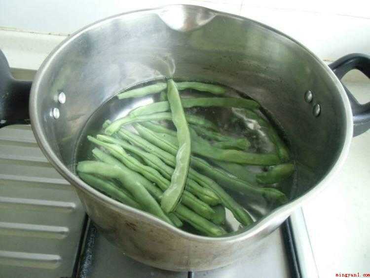 蛋炒豆角怎么炒好吃（鸡蛋定型,快速用筷子划散）