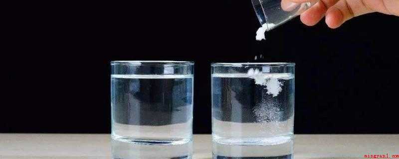 食盐水导电吗(食盐溶解水产生钠离子和氯离子,二种正离子能随意挪动,使食盐水)