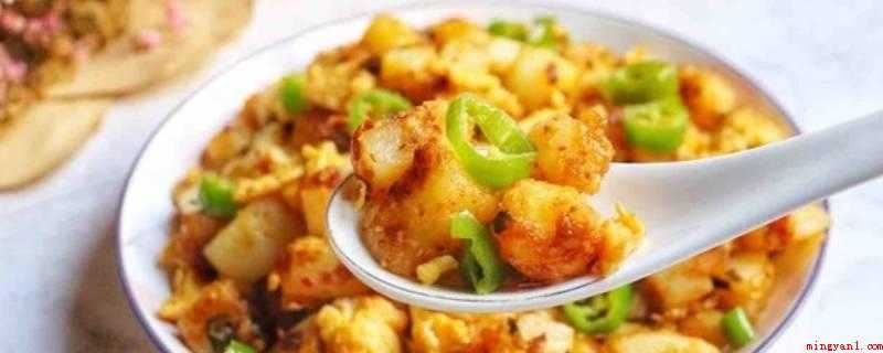 面土豆怎么炒(筷子搅拌土豆丁,稍微冷却一下,这样炒好的土豆就不会粘在一起了)