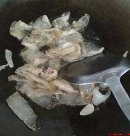 怎么炒肥肉(腊肉、青椒、豆瓣酱一小勺,酱油几滴)