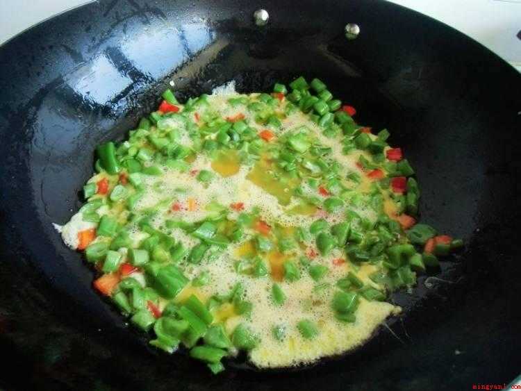 蛋炒豆角怎么炒好吃（鸡蛋定型,快速用筷子划散）