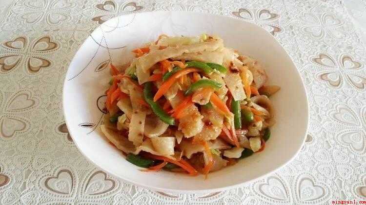 炒饼丝怎么做好吃（食物提前准备:春饼300克、青椒1个、红萝卜1根、包心菜）