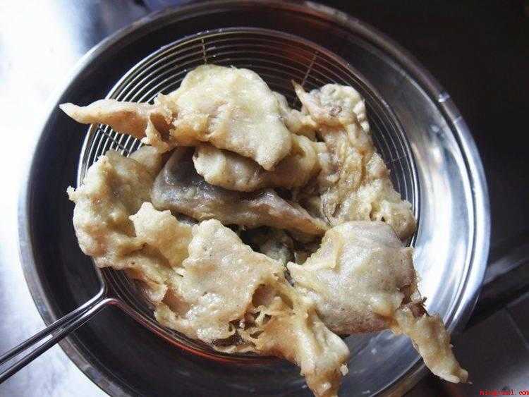 干炸蘑菇怎么做就脆(蘑菇洗净撕成小块,面粉和淀粉加水均匀)