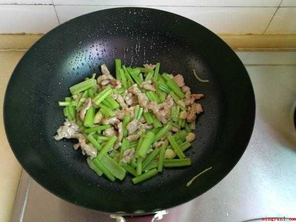 芹菜怎么素炒（芹菜是一种高营养价值的蔬菜）