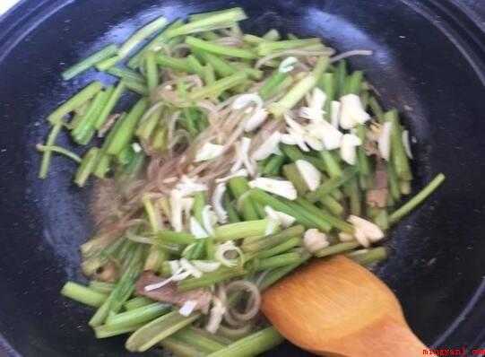 怎么炒芹菜粉(芹菜炒粉条色香味俱全_健康频道)