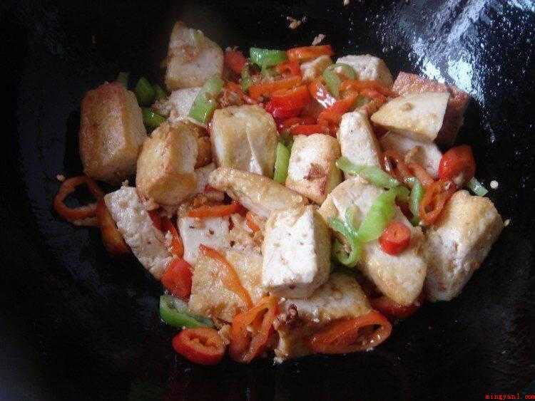 豆腐炒辣椒怎么做(食物提前准备:豆腐300克辣椒50克、油适当、盐适量)