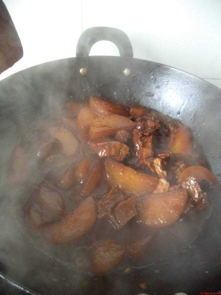 白萝卜怎么炒(食材准备:白萝卜1根排骨500克、油适量、大料3个、香叶2片)