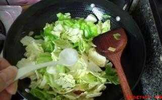 手撕包菜的做法(提前准备所需原材料,包菜拿手掰成小块,清洗沥干水分)