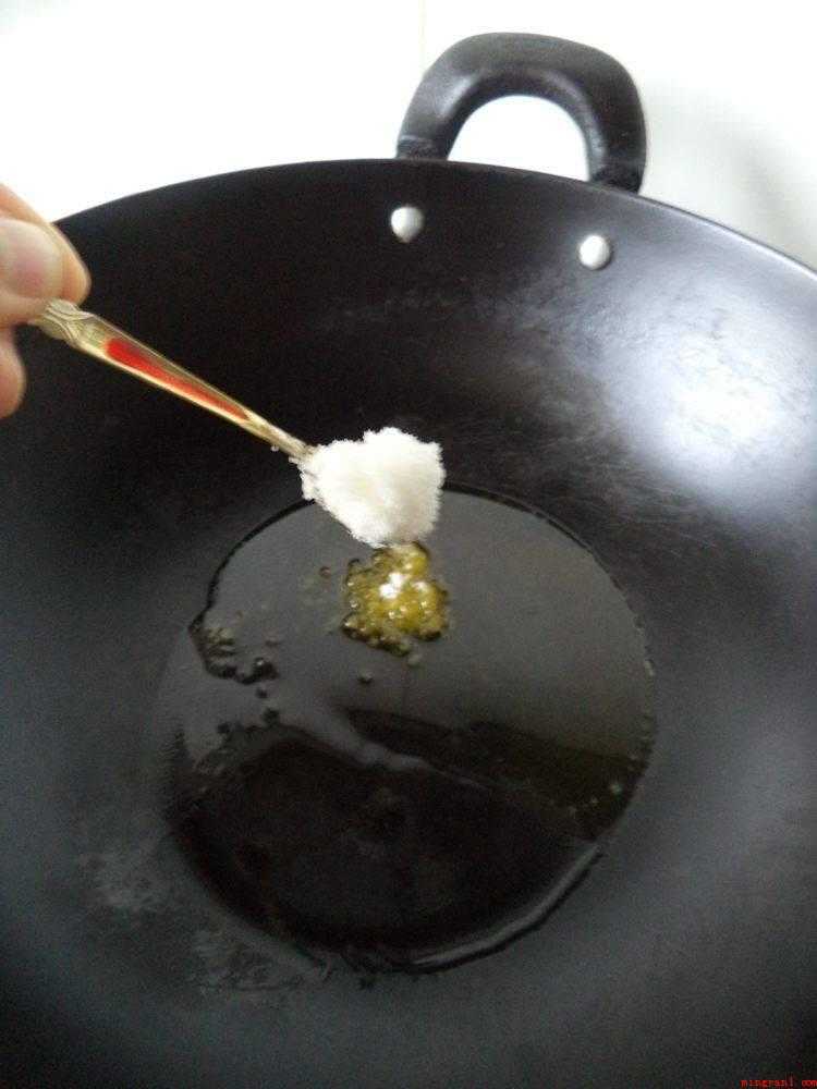 白萝卜怎么炒(食材准备:白萝卜1根排骨500克、油适量、大料3个、香叶2片)
