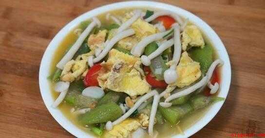 炒丝瓜怎么炒好吃（海鲜菇一包、丝瓜3根、鸡蛋3个、食用盐、红菜椒、鸡粉、葱段）