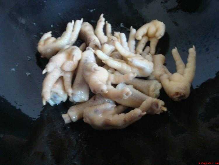 红烧鸡爪怎么做好吃（鸡爪洗净对切开,鸡爪烧烂后放入点生抽调味即可装盘）