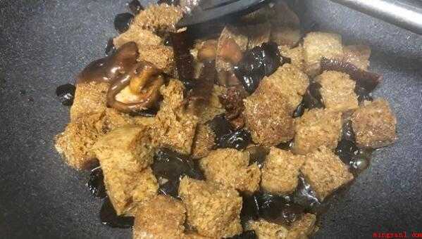 烤麸怎么泡（将烤麸放入沸水中,浸泡5分钟）
