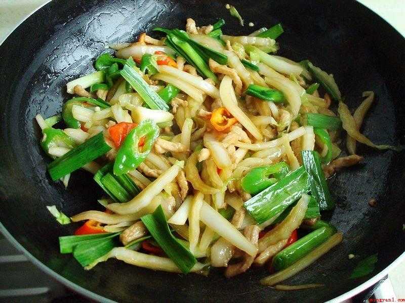 炒大白菜怎么做好吃(卷心菜杆、猪肉、蒜苗、五香粉、芝麻油(可选)、鸡精、淀粉。)