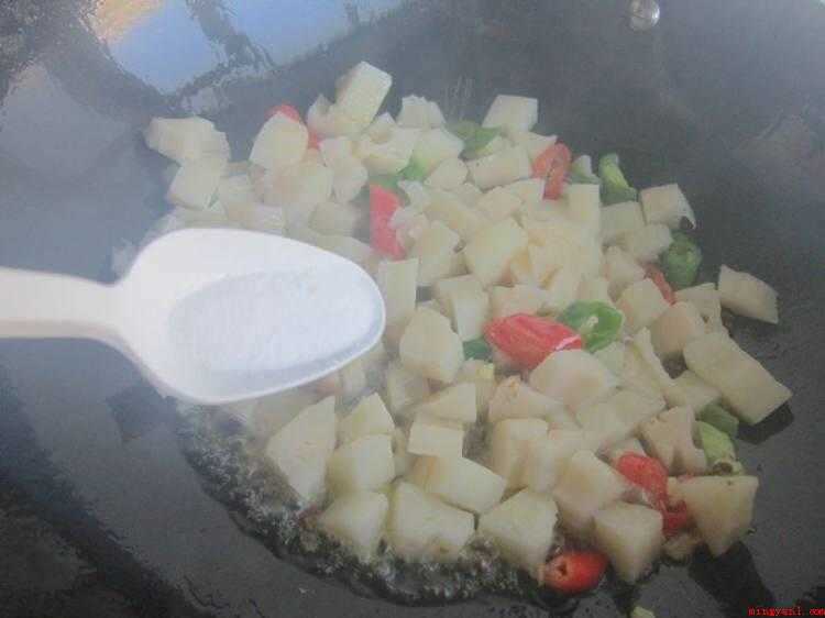 藕丁怎么炒好吃(莲藕的做法_健康频道)