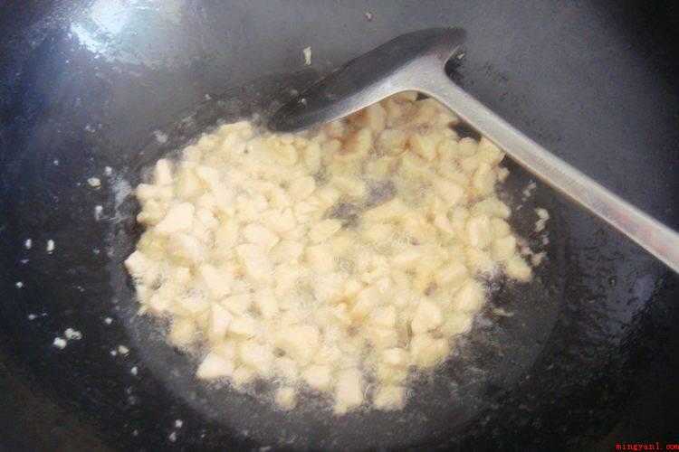 辣子鸡丁的正宗做法窍门（新鲜鸡脯肉清洗的做法步骤）