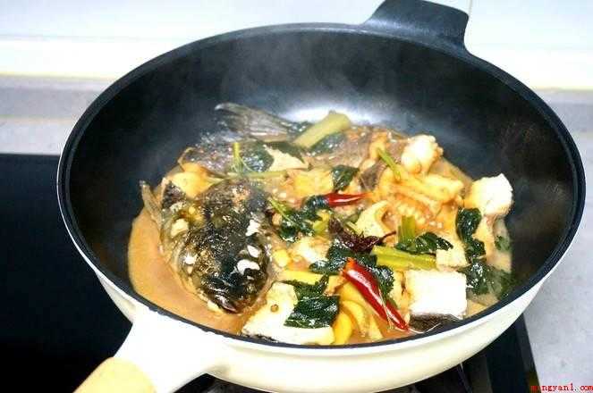 红烧草鱼的做法(鲤鱼去内脏器官清理整洁,除掉腥线,在鱼的身上切成井)